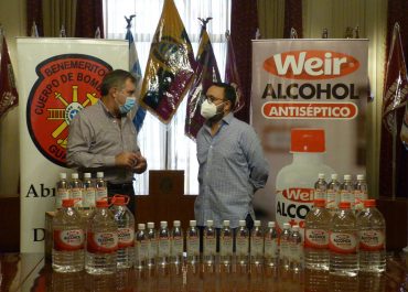 Laboratorio Weir realizó donación de alcohol antiséptico y jabón líquido al Cuerpo de Bomberos de Guayaquil